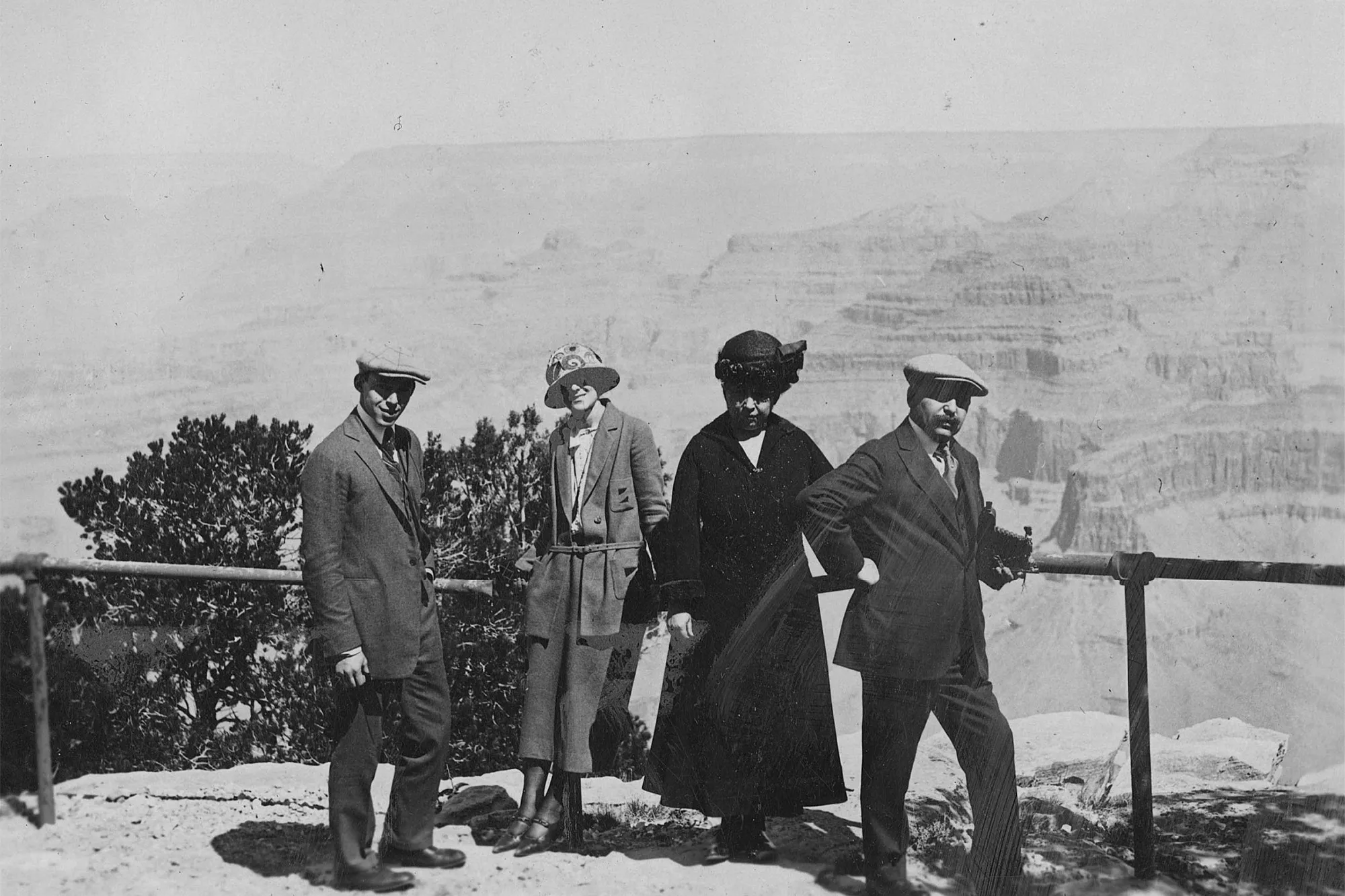 Grand Canyon (Arizona), Richard and Ethel Herzfeld and friends at lookout